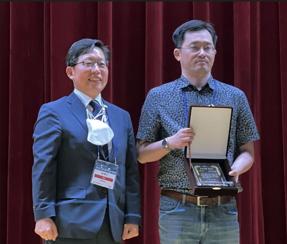 사진1 최규한 교수가 한국콘텐츠학회 'KOCON 2022 국제디지털디자인 초대전'에서 우수작품 학술상을 수상했다